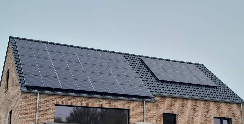 Zonnepanelen op een woning in baksteen
