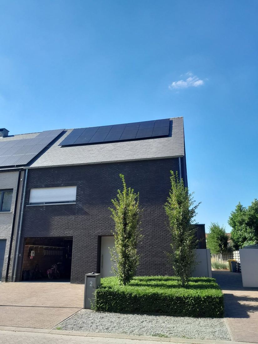 Zonnepanelen op een moderne woning