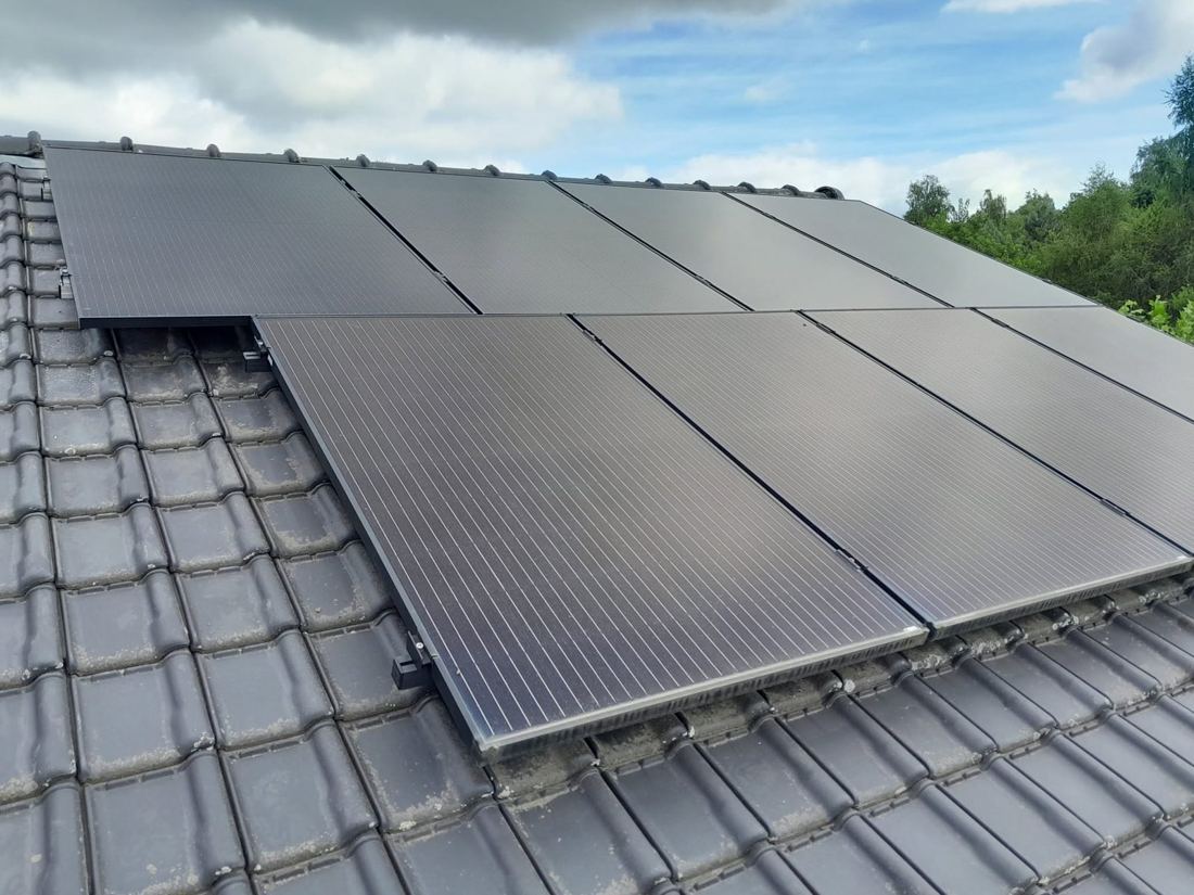 Zwarte zonnepanelen op pannendak